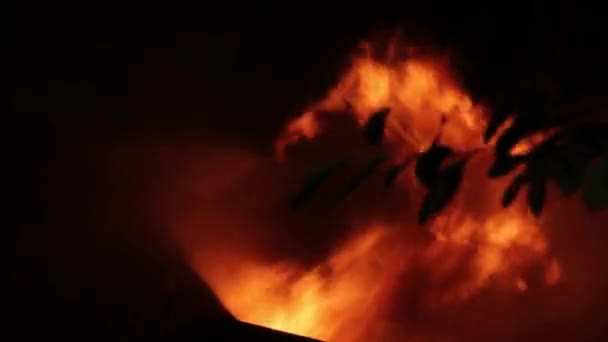 夜间观看全天候喷出的水花 以图扑灭大火 — 图库视频影像