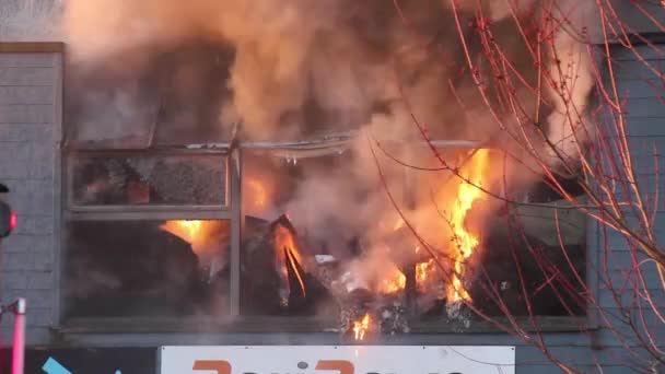 Commercieel Gebouw Raamkozijn Gebroken Brand Toont Puin Branden Binnen — Stockvideo