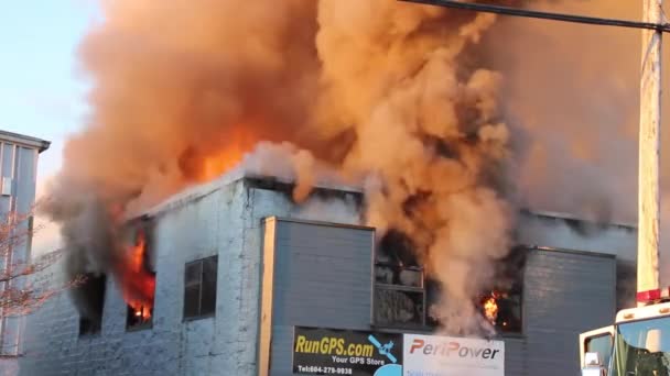 Silny Dym Unosi Się Pożaru Budynku Płomieniami Wychodzącymi Okien — Wideo stockowe