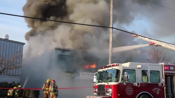 Commercial Fire Day Shoots Plums Smoke While Flames Burn Window — Stock Video