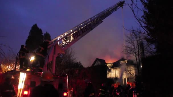 Échelle Incendie Appliquant Eau Sur Toit Grande Maison Nuit Avec — Video