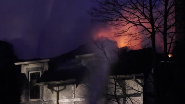 Getto Acqua Freneticamente Cercando Raggiungere Fiamme Che Bruciano Sul Tetto — Video Stock