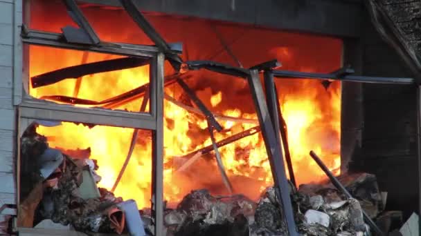 从倒塌框架的破窗洞看着火的碎片 — 图库视频影像