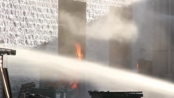 Vlammen Woeden Binnen Gebouw Gezien Door Grote Garagedeur Openingen — Stockvideo