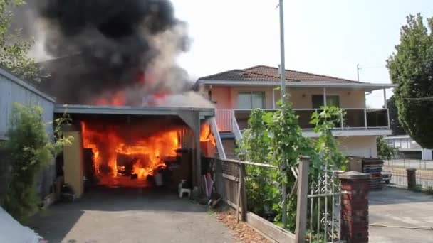 Pierwszy Strażak Miejscu Pożaru Garażu Ciężkimi Rozdzierającymi Płomieniami Słońcu — Wideo stockowe