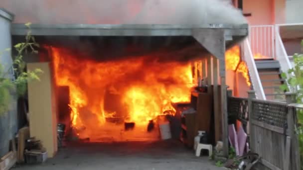 Şiddetli Yangın Konut Garajını Yakıp Evin Her Tarafına Yayılmaya Başladı — Stok video