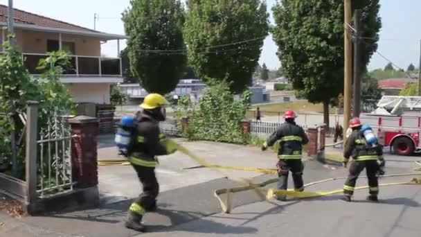 Bomberos Corren Despliegan Líneas Mangueras Vacías Llegada Temprana Incendio Residencial — Vídeo de stock