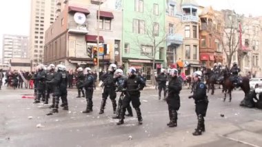 Çevik kuvvet görevlisi kameraman üzerine plastik mermi atıyor.