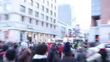 Onu tutuklayan memurlara karşı savaşan kadın.
