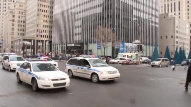Atlı polis şehir merkezinde devriye geziyor.