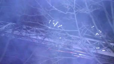 İtfaiyeciler ağır alevlerin üzerinden merdivene tırmanıyor.