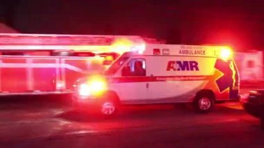 Yüksek riskli yaralı ambulansa polis eşlik ediyor.