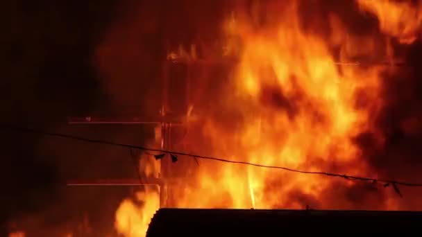 Ciężkie Płomienie Liżące Ścianę Drewnianą Podczas Intensywnego Nocnego Pożaru — Wideo stockowe