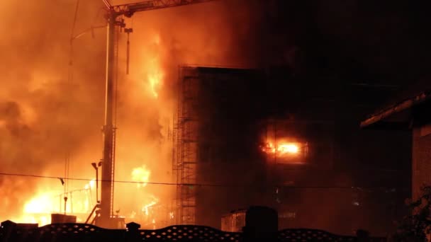 Inferno Ardente Impressionante Noite Mostra Chamas Rasgando Fora Condomínio Meio — Vídeo de Stock