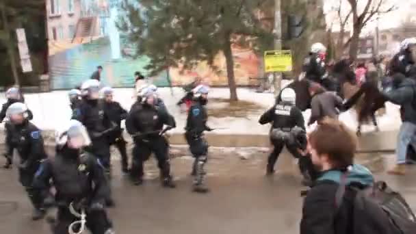 Oficer Zamieszek Używa Pałki Aby Odepchnąć Protestujących 1080P — Wideo stockowe