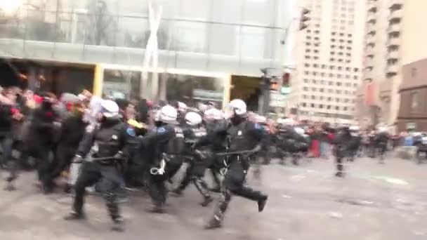 Agentes Antidisturbios Acusan Grupo Alborotadores Violentamente 1080P — Vídeo de stock