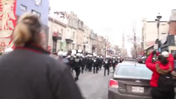 Multitud Jóvenes Manifestantes Corean Línea Policía — Vídeos de Stock