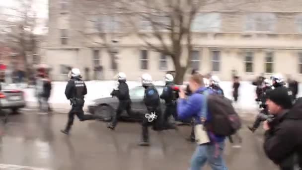 Groep Oproerpolitie Rent Verspreidt Demonstranten — Stockvideo