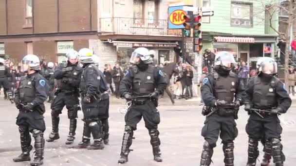 Opstandelingen Zingen Gooien Sneeuwballen Naar Politie 1080P — Stockvideo