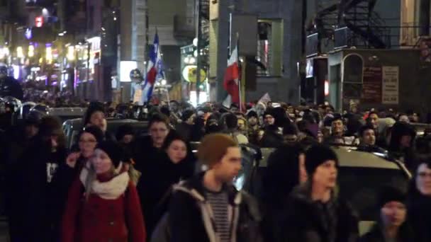 Protestujący Przejmujący Ulicę Drapaczami Chmur — Wideo stockowe