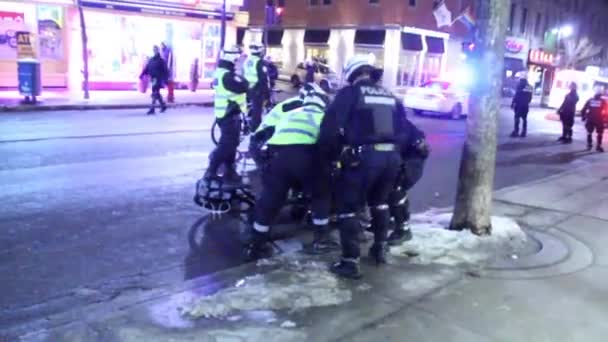 Mann Auf Fahrrad Von Bereitschaftspolizisten Festgenommen — Stockvideo