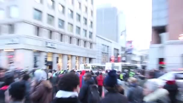 Mujer Luchando Contra Oficiales Que Arrestan — Vídeo de stock