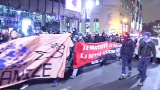 Manifestant Donnant Doigt Caméra — Video