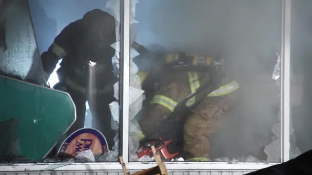 Brandweermannen Die Nachts Griezelig Vuur Met Rook Bestrijden — Stockvideo