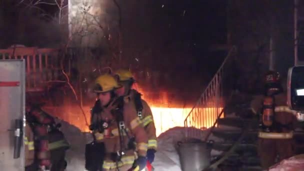 Pompier Déchargeant Des Tuyaux Avec Des Flammes Arrière Plan — Video