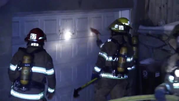 Πυροσβέστες Που Παραβιάζουν Την Πόρτα Του Γκαράζ Τσεκούρι Και Άγκιστρο — Αρχείο Βίντεο