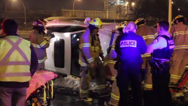救助されるのを待っている犠牲者と車のロールオーバー — ストック動画