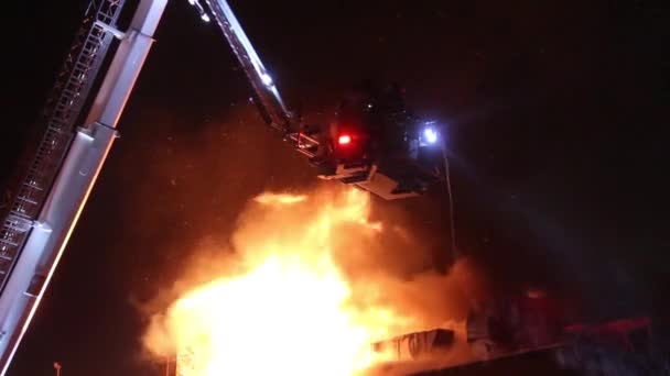 Brandweerlieden Verhoogd Platform Met Vlammen — Stockvideo