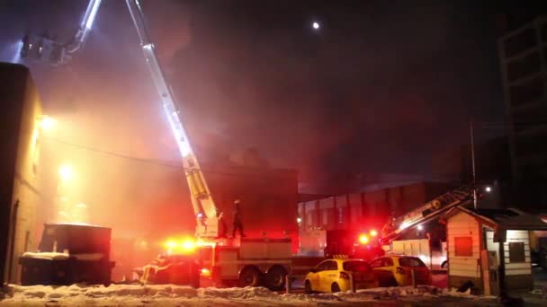 炎と火の現場の消防車 — ストック動画