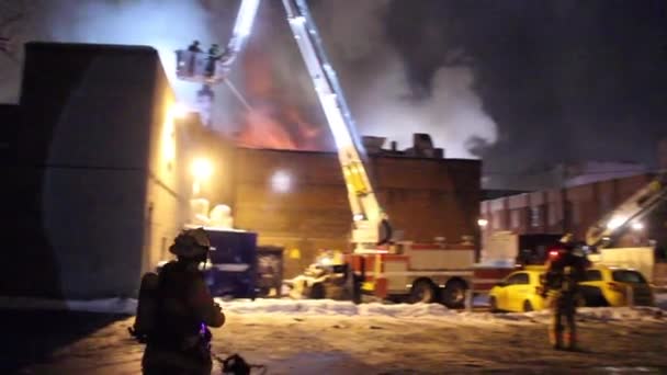 Camions Pompiers Sur Les Lieux Feu Avec Des Flammes — Video