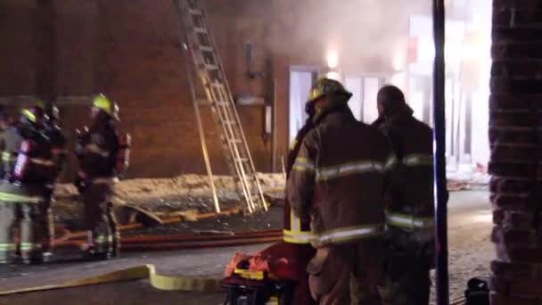 Bombero Herido Atendido Por Paramédicos — Vídeos de Stock