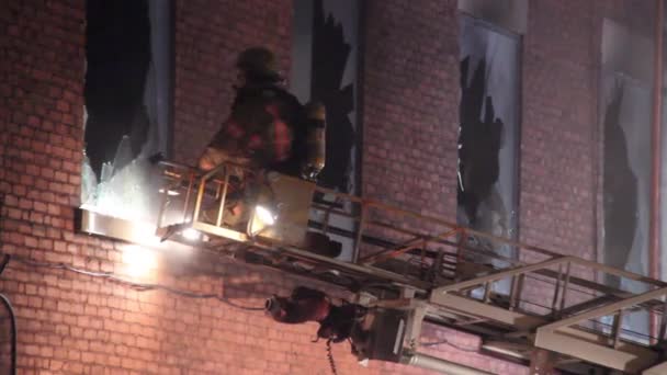 Пожарные Разбивают Стекла — стоковое видео