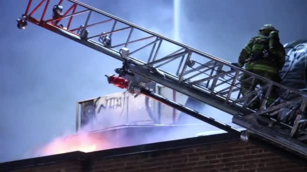Bombero Viendo Fuego Arder Edificio — Vídeos de Stock