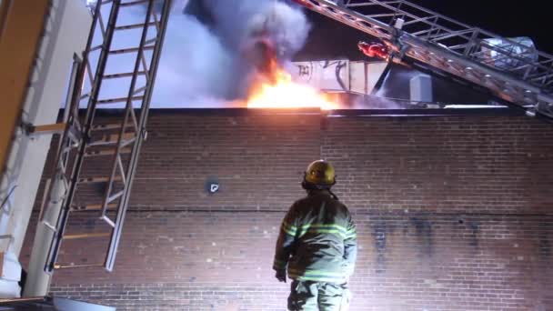 Feuerwehrmann Sieht Wie Ein Gebäude Brennt — Stockvideo