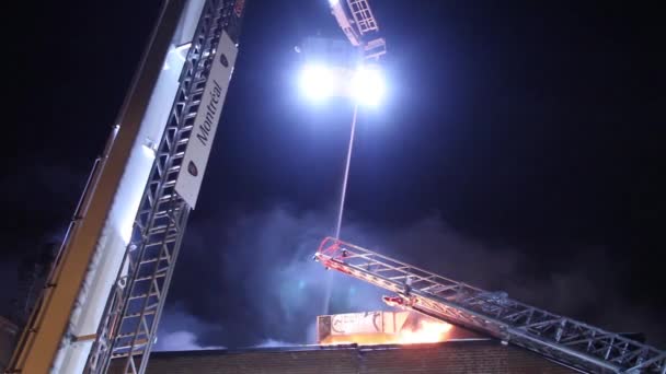 Πυροσβέστης Που Βλέπει Φωτιά Καίγεται Κτίριο — Αρχείο Βίντεο
