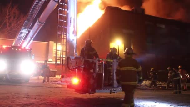 Brandweerwagen Verhoogd Platform Stijgt Met Vuur Achtergrond — Stockvideo