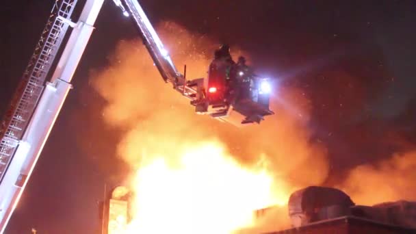 激しい火災と油圧プラットフォームで消防士 — ストック動画