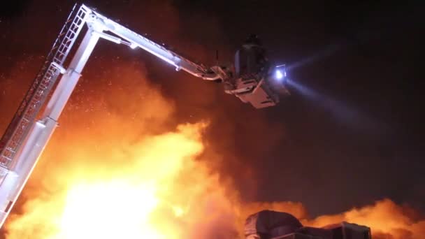Arka Planda Yangın Olan Itfaiyeciler — Stok video