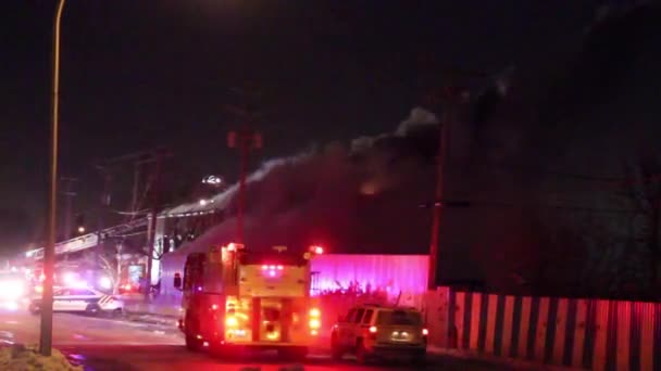 Strażak Przyjeżdża Miejsce Pożaru Budynku — Wideo stockowe