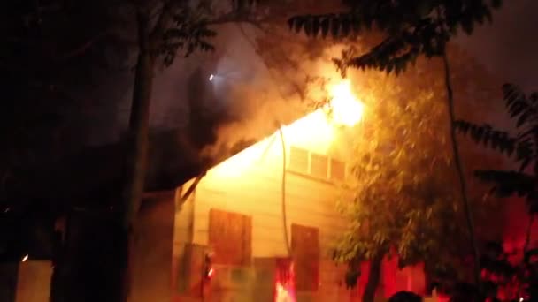 墙壁和屋顶上有火焰的房子起火 — 图库视频影像