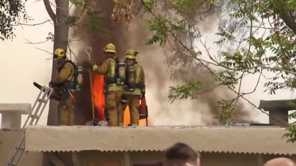 Пожарный Оценивает Крышу Крюком Шкафу Пожаре — стоковое видео