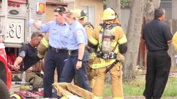 Bombero Lesionado Tratado Por Colegas — Vídeo de stock