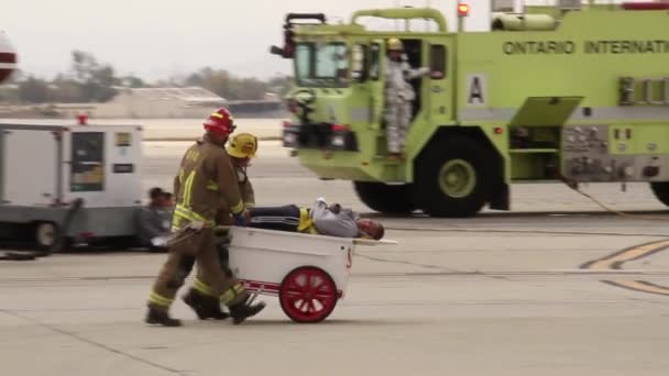 Víctima Accidente Taladro Transportada Carretilla — Vídeos de Stock