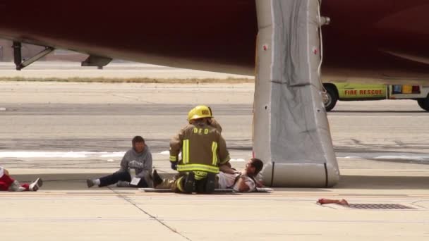 Feuerwehrleute Betreuen Opfer Bei Vorgetäuschtem Flugzeugabsturz — Stockvideo