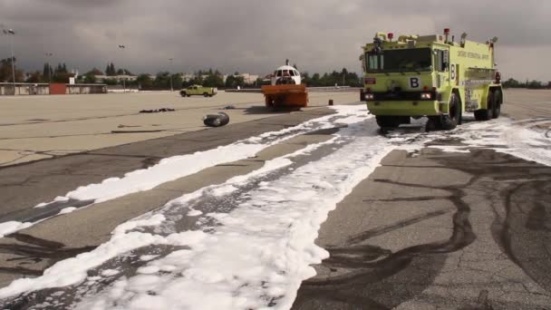 Luchthaven Crash Tender Met Spoor Van Schuim — Stockvideo