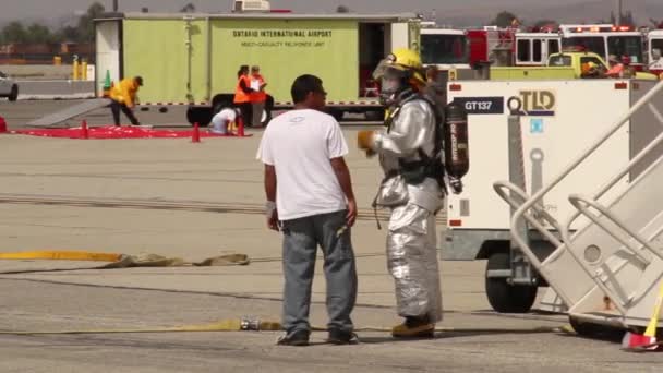 Petugas Pemadam Kebakaran Membantu Korban Turun Dari Pesawat — Stok Video